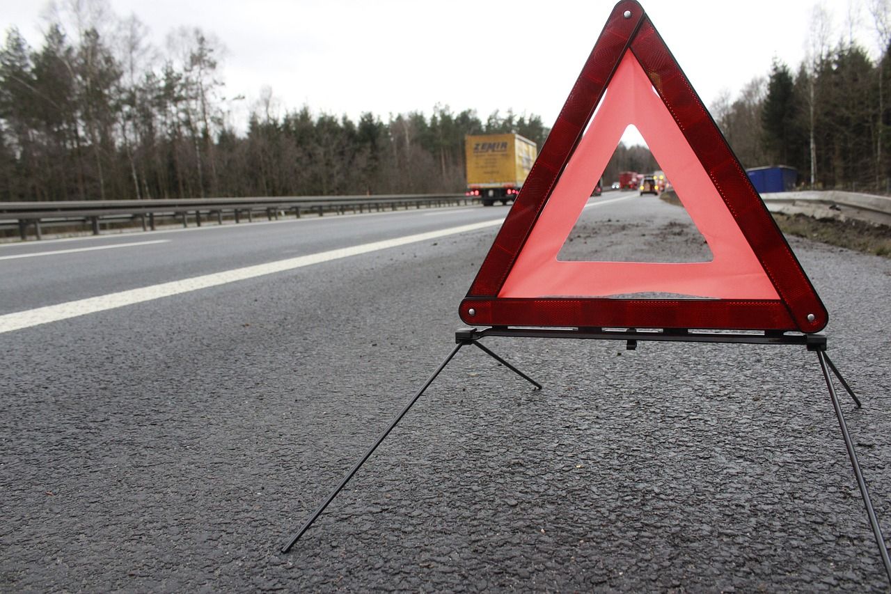 Jēkabpilī autovadītājs, atrodoties stiprā alkohola reibumā, nobrauc no ceļa