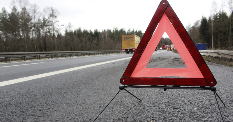 Jēkabpilī autovadītājs, atrodoties stiprā alkohola reibumā, nobrauc no ceļa