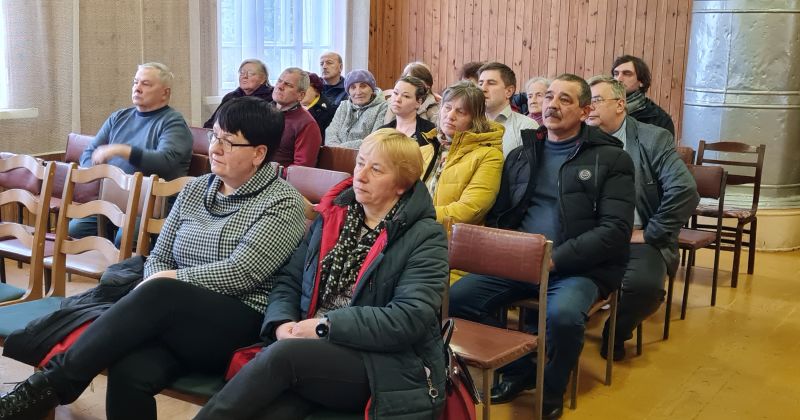 Pašvaldības pārstāvji Slatē atbild uz iedzīvotāju jautājumiem