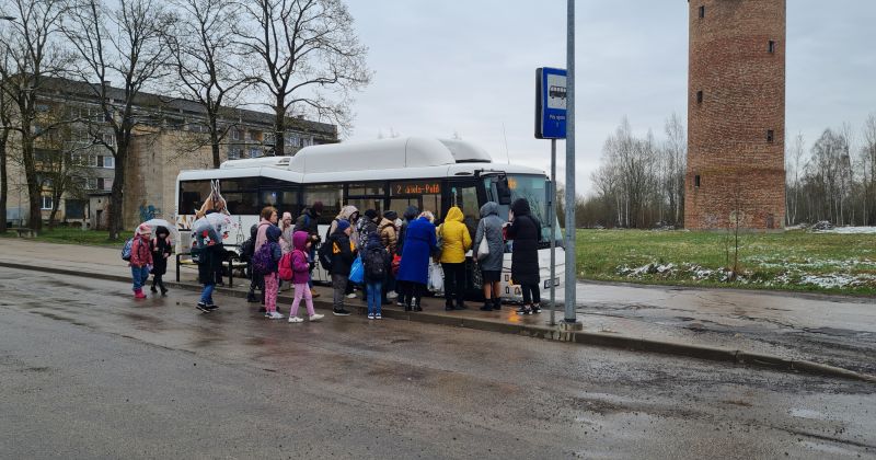 Kāpēc pilsētas autobusos pasažieri netiek ielaisti iekšā pirms reisa sākuma?