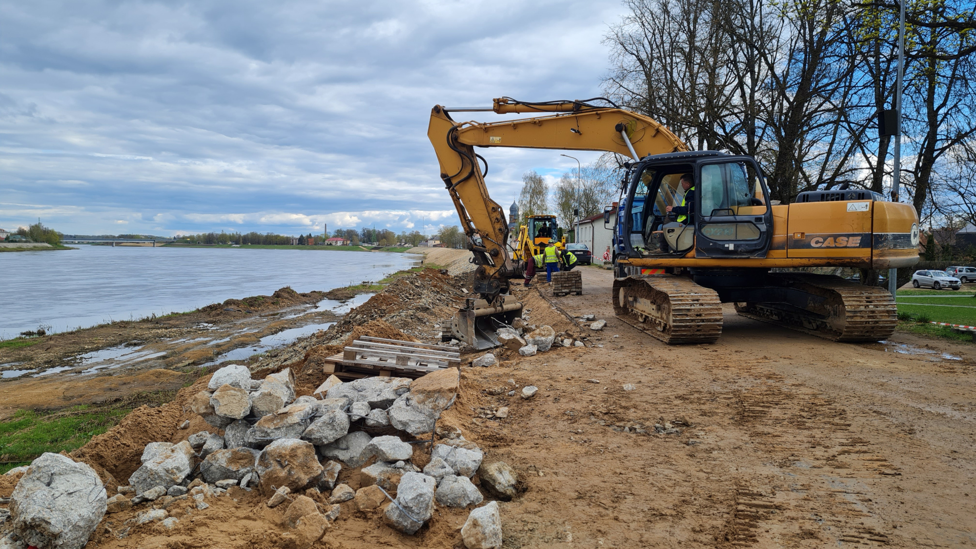 Pēc ziemas pārtraukuma Jēkabpilī atsāk Daugavas aizsargdambja remontu