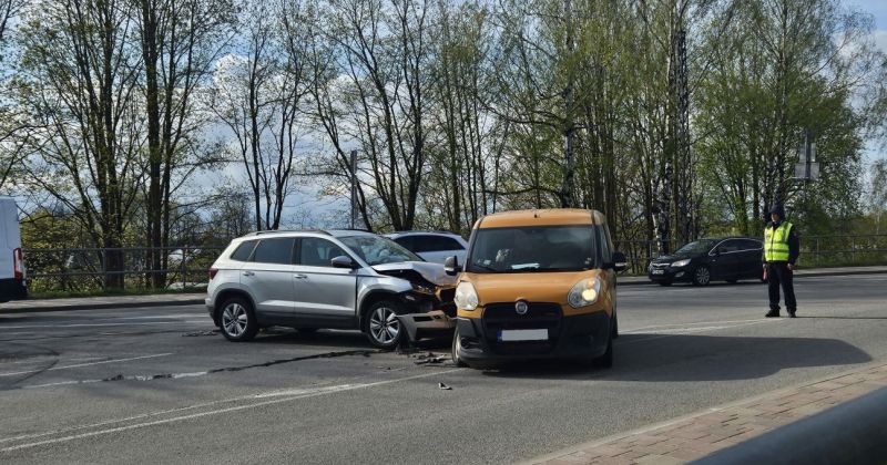 Jēkabpilī pie tilta sadūrušās divas automašīnas