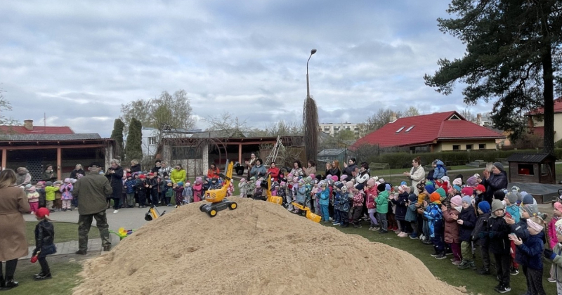 Bērnudārza “Zvaniņš” bērni saņem dāvanas