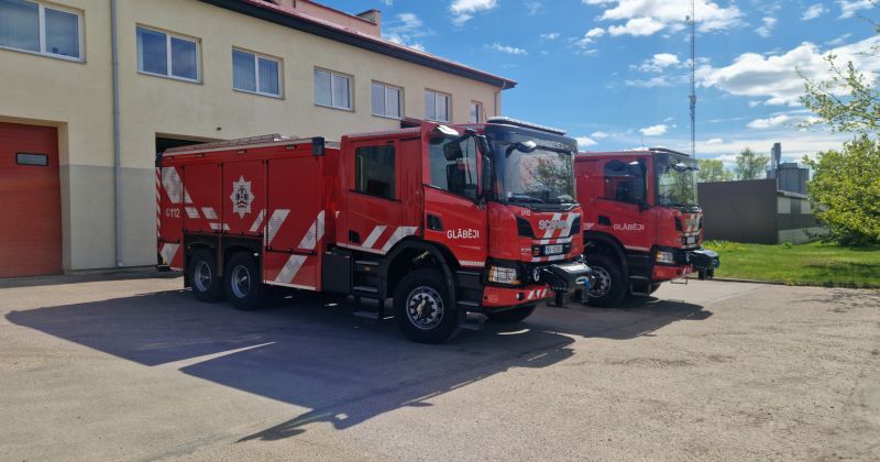 Aknīstē no degoša dzīvokļa izglābj divus cilvēkus