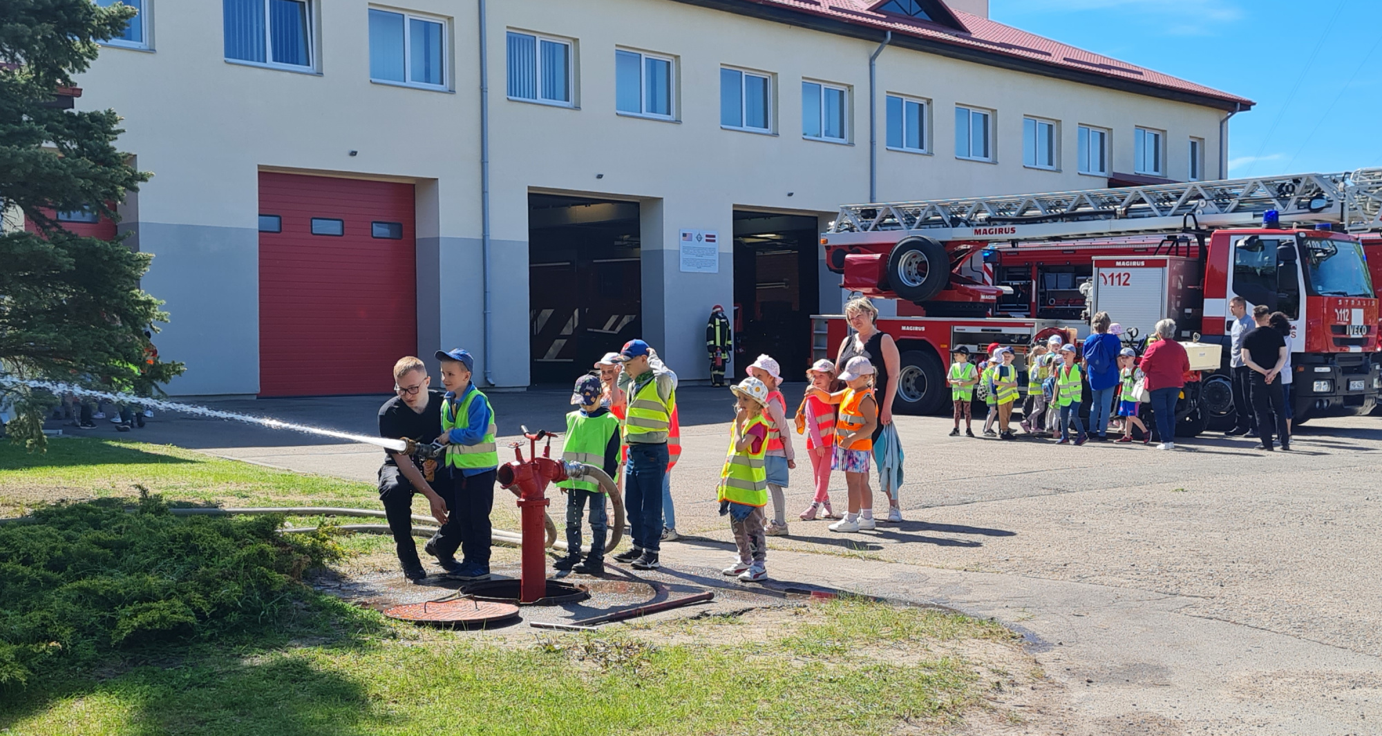 Jēkabpilī ugunsdzēsēji iepazīstina interesentus ar savu darba ikdienu, tehniku un aprīkojumu