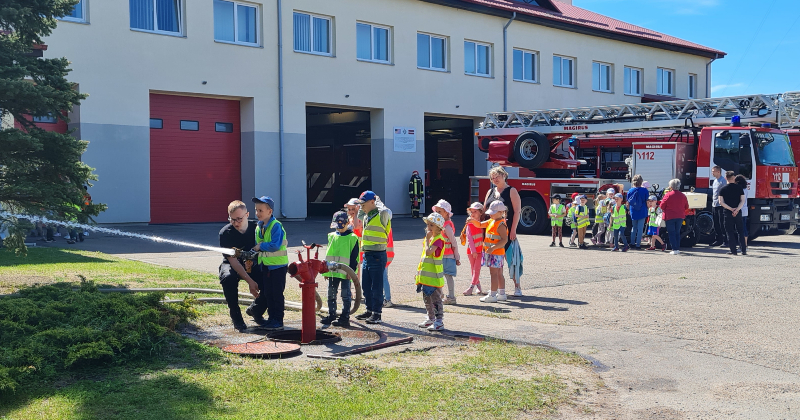 Jēkabpilī ugunsdzēsēji iepazīstina interesentus ar savu darba ikdienu, tehniku un aprīkojumu