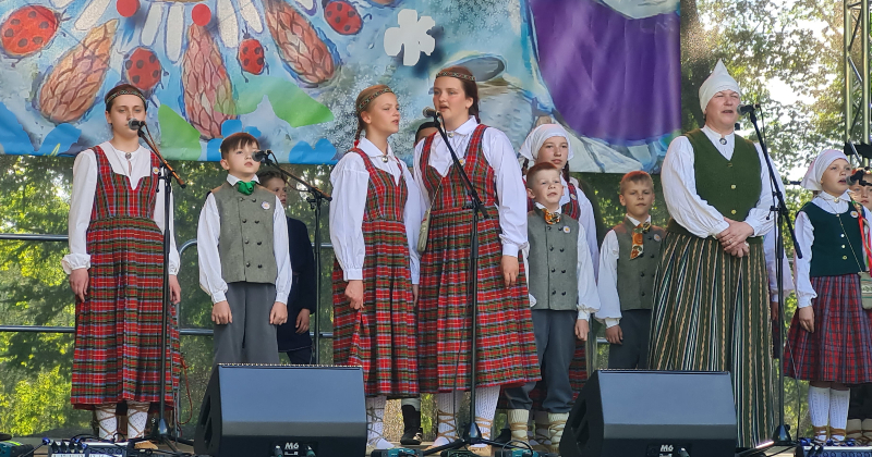 Zasā izskanējuši bērnu un jauniešu folkloras svētki “Pulkā eimu, pulkā teku”