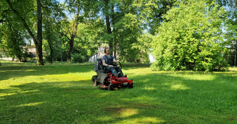 Jēkabpilī zāles pļaušanas darbi uzsākušies salīdzinoši vēlu