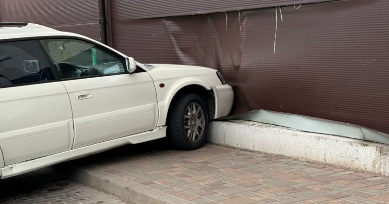 Jēkabpilī auto ietriecas veikala ēkas sienā