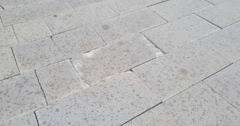 Pirms dažiem gadiem uzklātajam segumam Oskara Kalpaka laukumā konstatē defektus