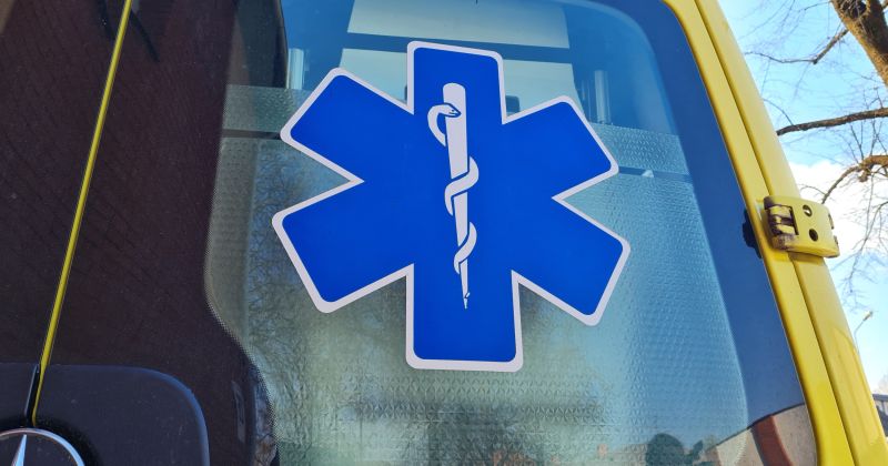 Kalna pagastā, apgāžoties mikroautobusam, traumas gūst tā vadītājs