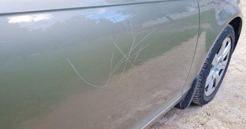 Jēkabpilī saskrāpētas vairākas automašīnas