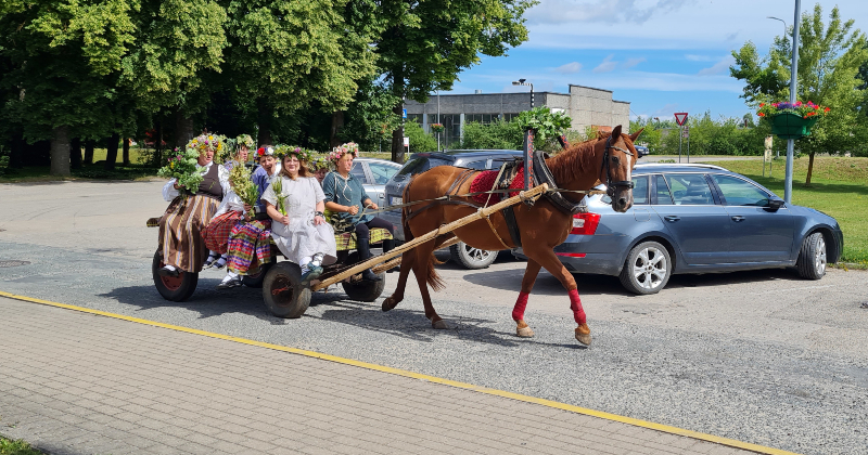 Ar braucienu zirga pajūgā Salā ielīgo Jāņus