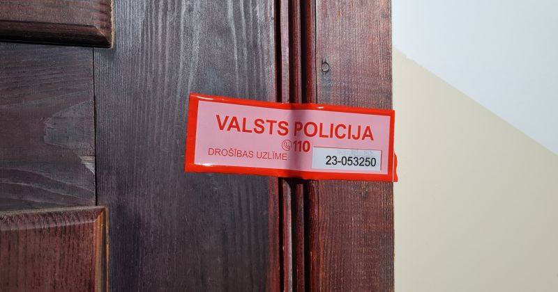 Jēkabpilī vīrietis izlec pa logu, dzīvoklī atrod divus mirušos (PAPILDINĀTS)