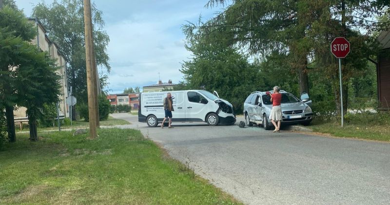 Jēkabpilī saduras SIA “Ošukalns” busiņš un vieglā automašīna