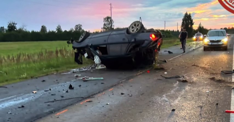 Elkšņu pagastā pusaudzis nesavalda “BMW” un cieš smagā avārijā