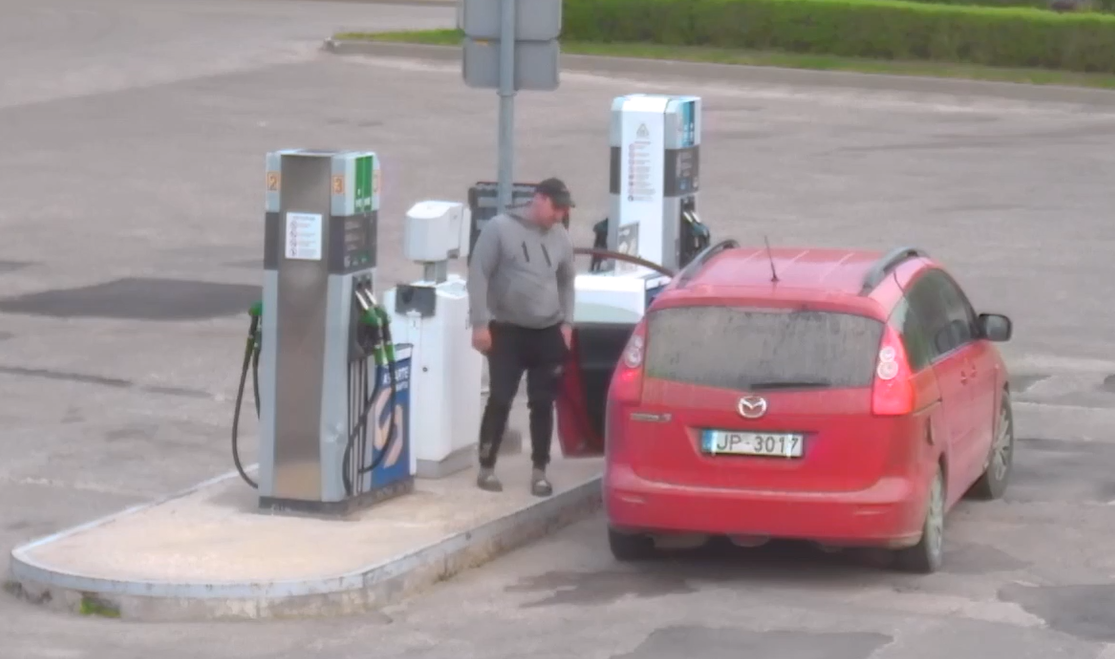 Aknīstē vīrietis apzog degvielas uzpildes staciju