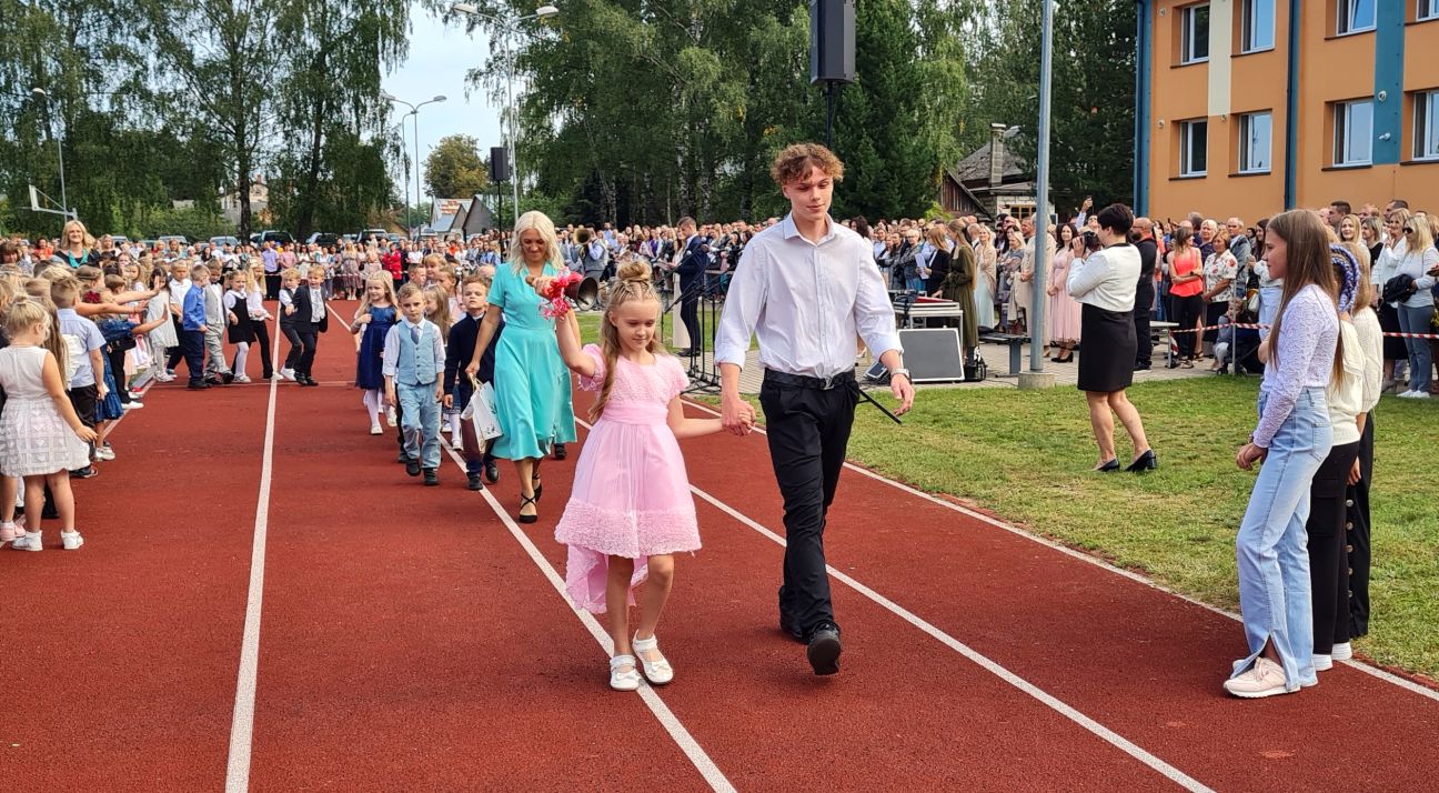 Jauno mācību gadu uzsāk pusotrs tūkstotis Jēkabpils 2. vidusskolas skolēnu 