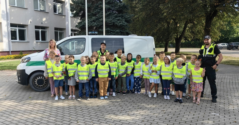 Pirmklasnieki saņem atstarojošās vestes