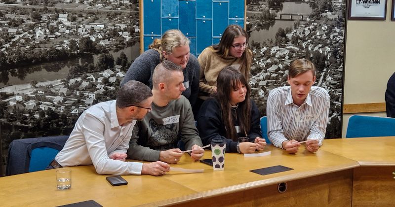 Jaunieši un politiķi attīsta sadarbību naksnīgā pasākumā Līvānos