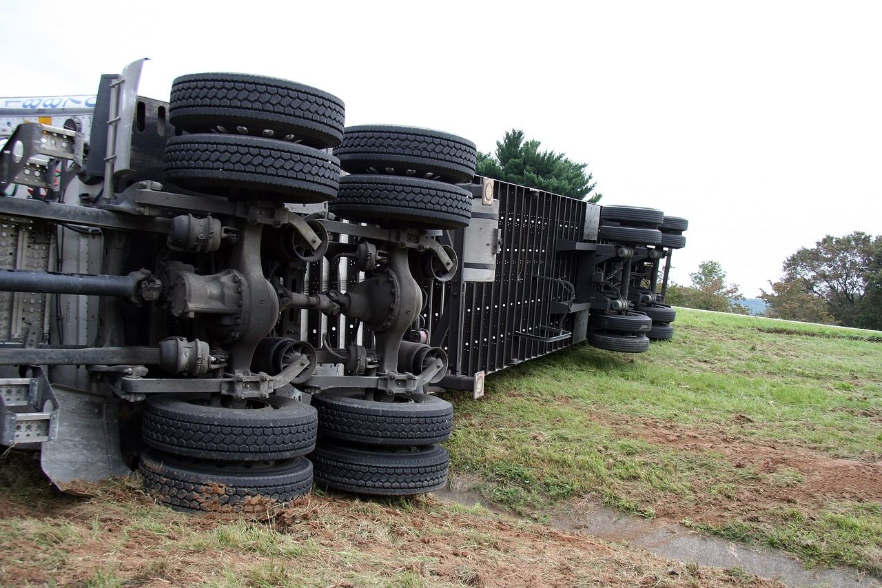 Pļaviņās uz sāniem apgāžas kravas auto 