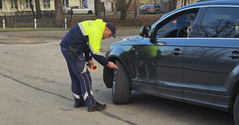 Jēkabpilī šoferi nesteidzas uzlikt ziemas riepas