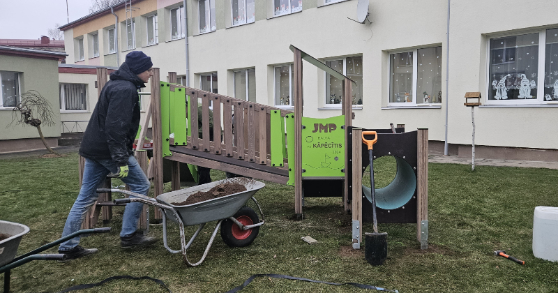 Jēkabpilieši uzdāvina “Kāpēcītim” rotaļu laukumiņu