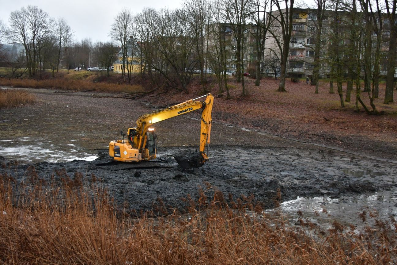 Pils dīķis tiek attīrīts no dūņu masas