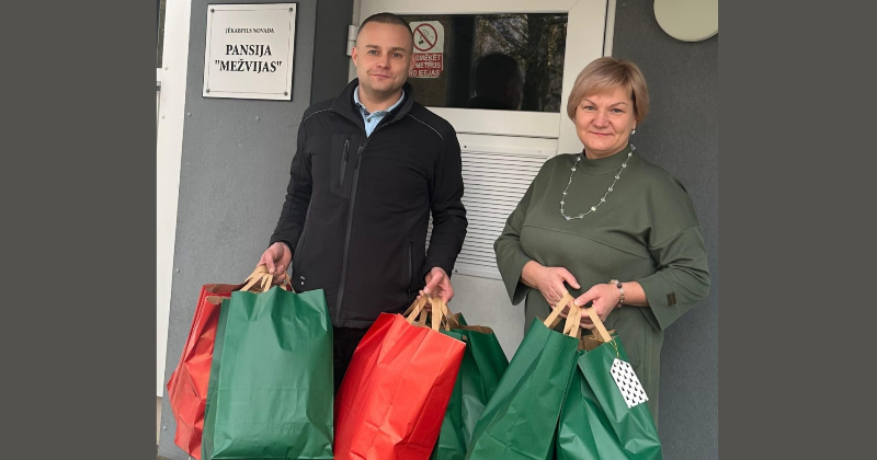  SIA “JK Namu pārvalde” darbinieki dāvā dāvanas “Mežvijas” iemītniekiem