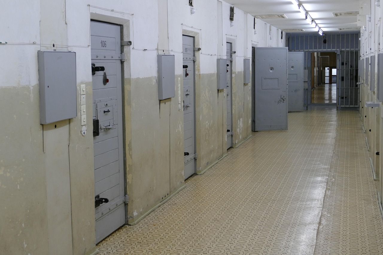Tiesa noraida pirmstermiņa atbrīvošanu Jēkabpils spēļu zāles aplaupīšanas lietā notiesātajam