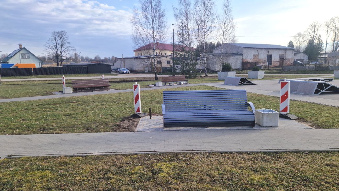 Jēkabpils sadraudzības soliņi izvietoti pie velotrases
