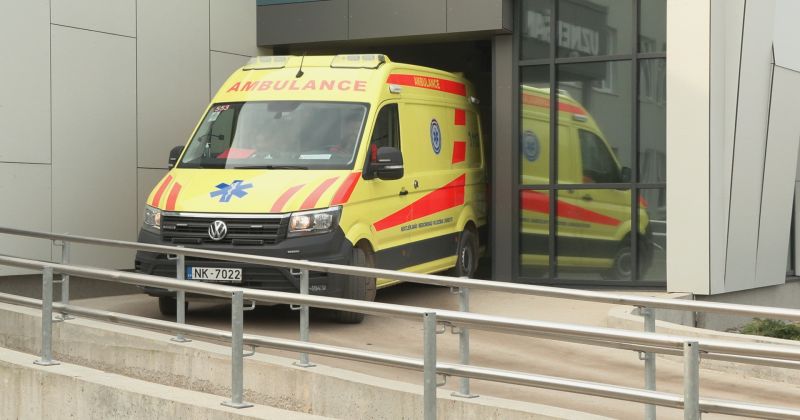 Kūku pagastā šoferis zaudē kontroli pār spēkratu - divi cilvēki hospitalizēti