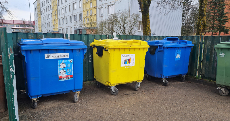 Jēkabpilī atjauno informatīvās plāksnes par atkritumu šķirošanu