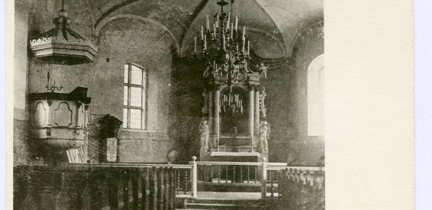 Mālpils baznīca ap 1900. gadu. Skats uz altāri.