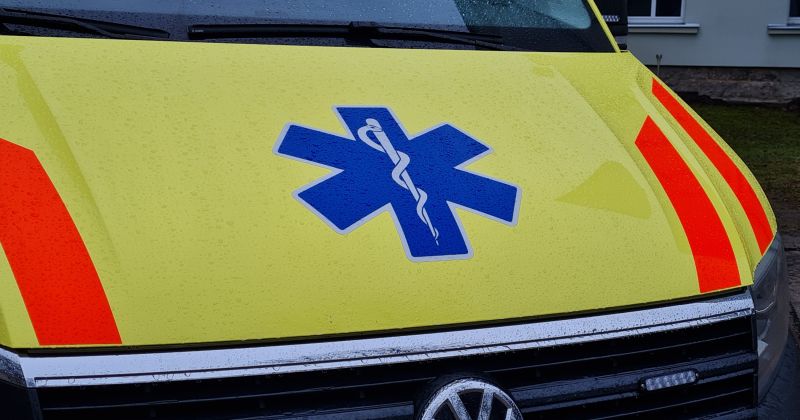 Neretas pagastā auto avārijā cieš divi cilvēki, policija uzsāk kriminālprocesu