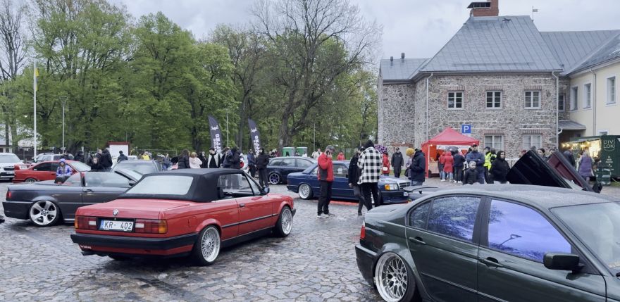 Muzeju naktī Jēkabpils auto entuziasti pulcējas Krustpils pils stāvlaukumā 