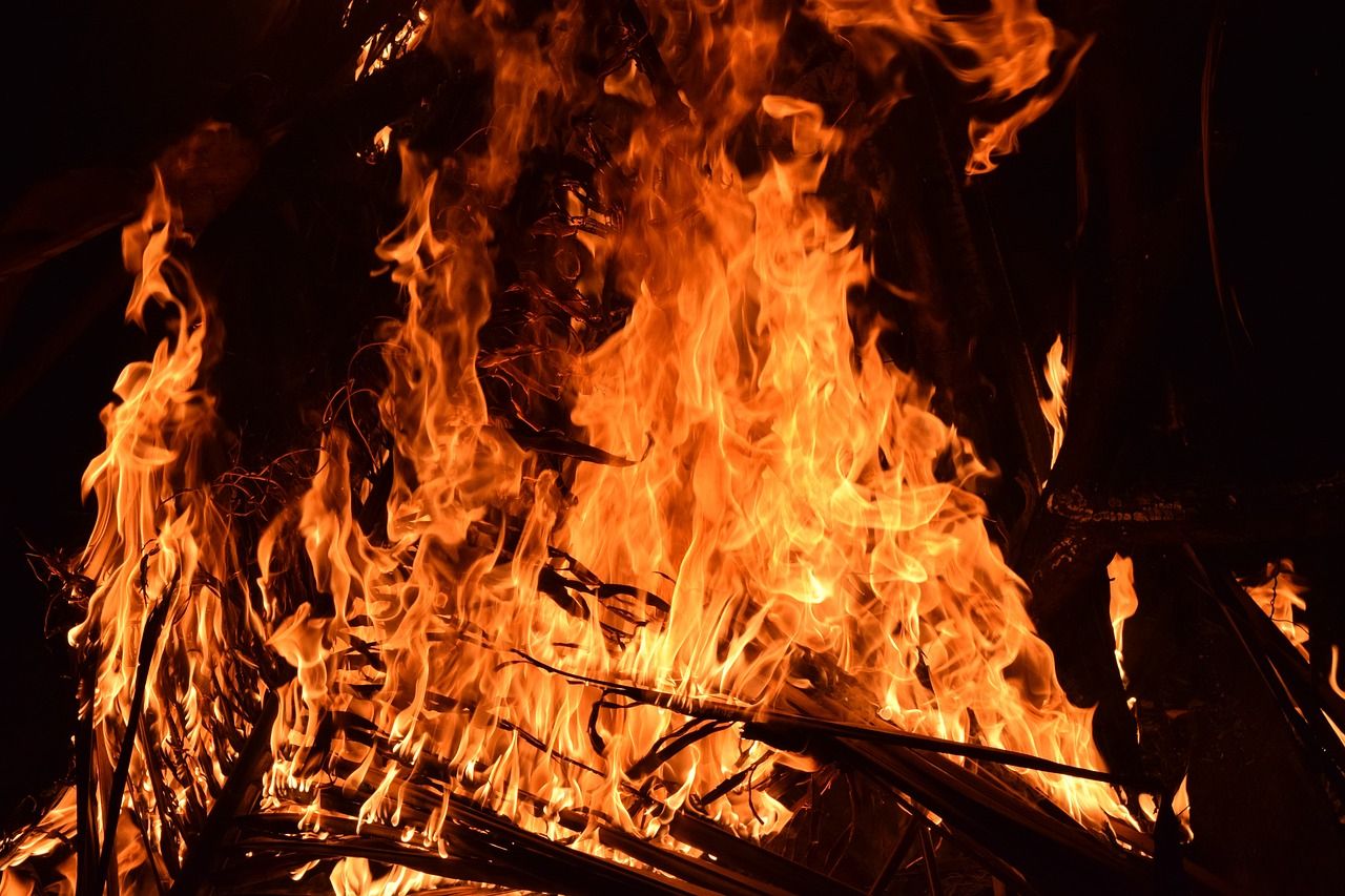 Mēģinot apdzēst liesmas saviem spēkiem, Dunavas pagastā cieš cilvēks 