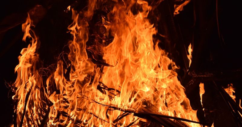 Mēģinot apdzēst liesmas saviem spēkiem, Dunavas pagastā cieš cilvēks 