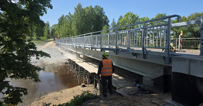 Elkšņos pārbūvē 60 gadus veco tiltu