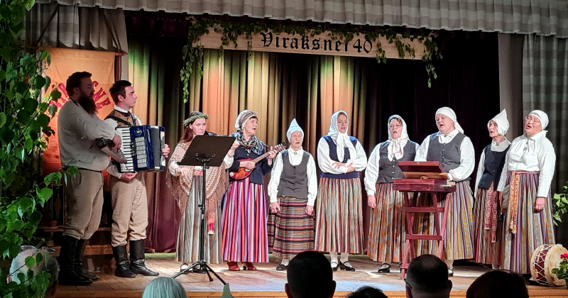 Folkloras kopa “Vīraksne” jestri un skanīgi svin 40 gadu jubileju