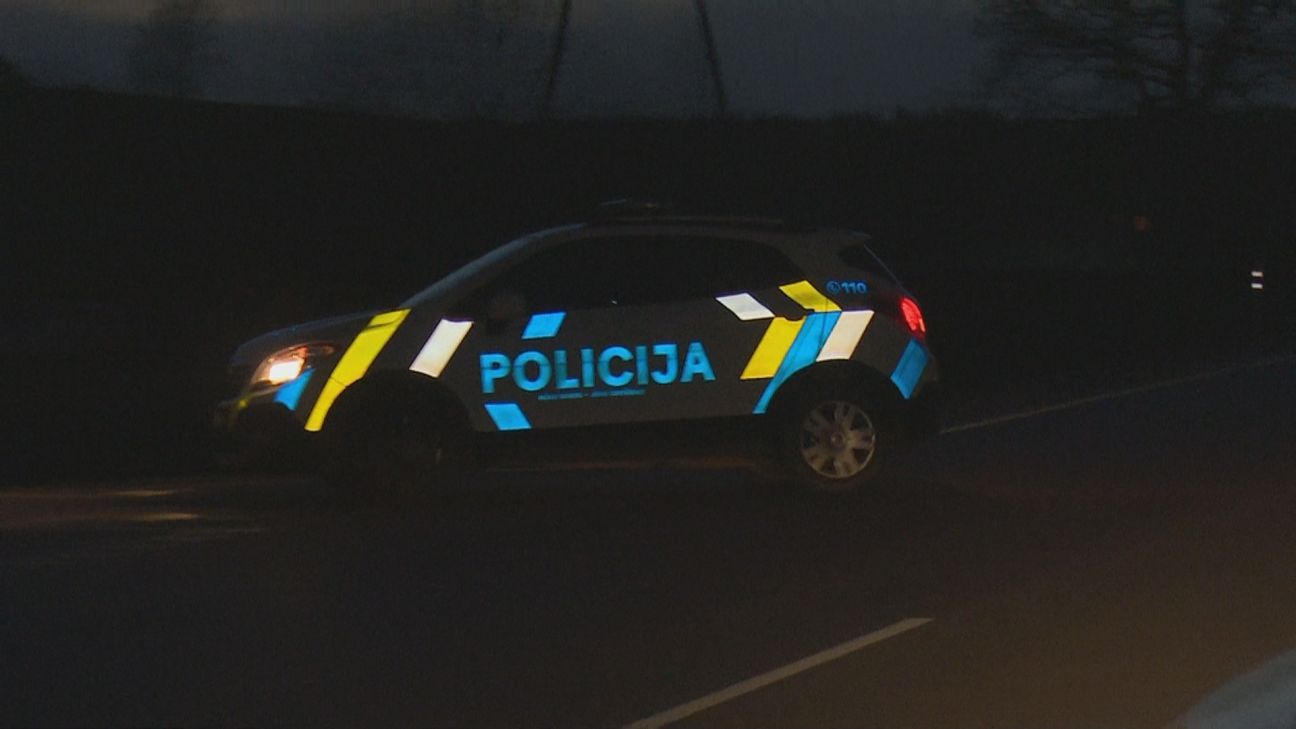 Aizkraukles pusē iereibis gājējs nakts melnumā cieš sadursmē ar automašīnu