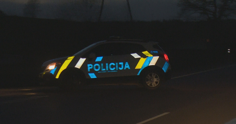 Aizkraukles pusē iereibis gājējs nakts melnumā cieš sadursmē ar automašīnu