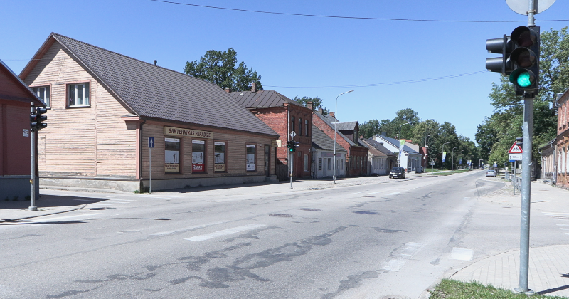 Jēkabpilī cilvēki ielas šķērso, paļaujoties uz atmiņu