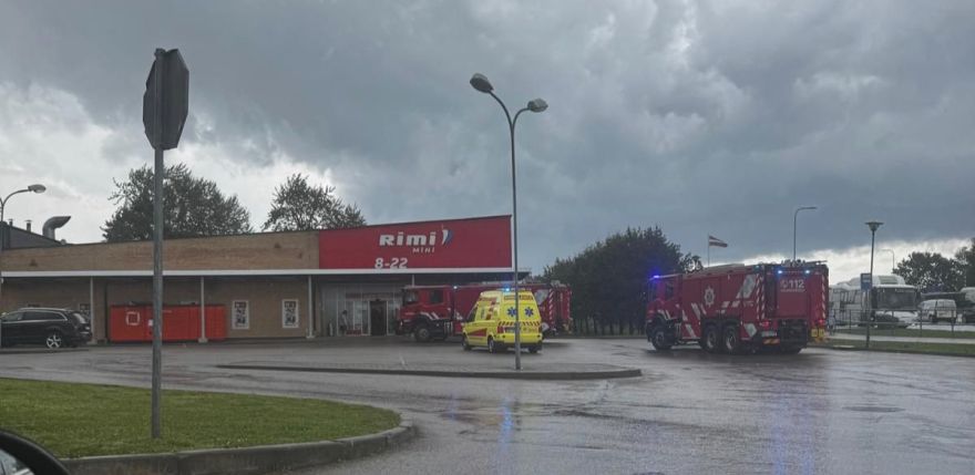 Negaisa laikā evakuē cilvēkus no “Rimi” veikala Jēkabpilī 