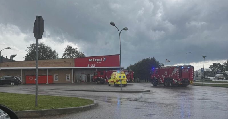 Negaisa laikā evakuē cilvēkus no “Rimi” veikala Jēkabpilī 