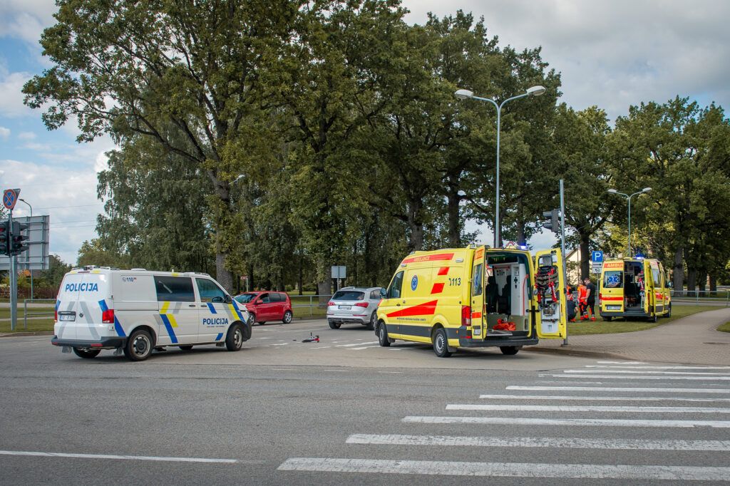 Koknesē sieviete ar automašīnu uzbrauc bērnam