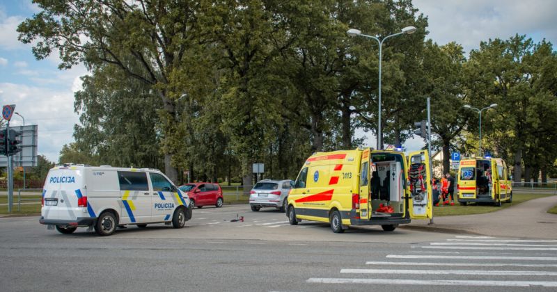 Koknesē sieviete ar automašīnu uzbrauc bērnam