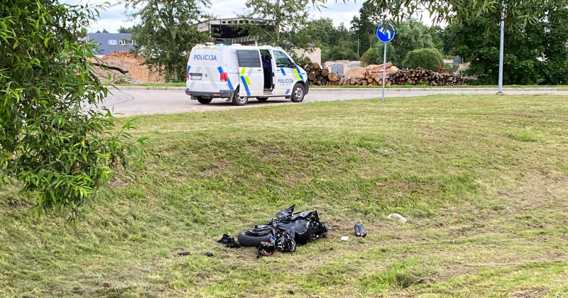 Jēkabpilī apgāžas motociklists – aculiecinieki vaino kādas smagās automašīnas vadītāju 