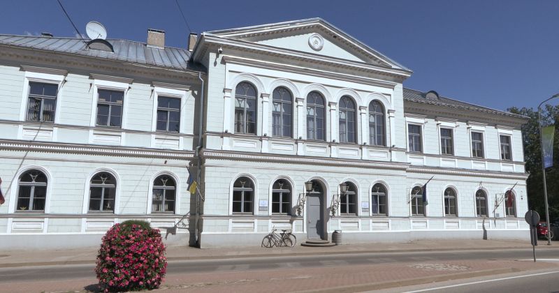 Jēkabpils novada domē veido jaunus amatus  – ietaupījums vai ērts krēsls savējiem?