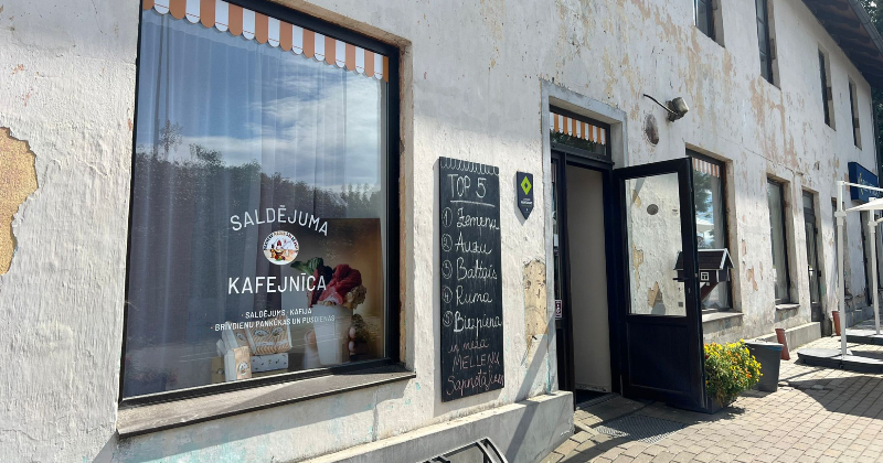 Likumsargi veikuši kratīšanas "Skrīveru mājas saldējuma" veikalā un tā tuvumā